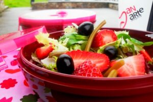 Ensalada de lechuga con fresas y habichuelas encurtidas 2 Ensalada lechuga fresas habichue