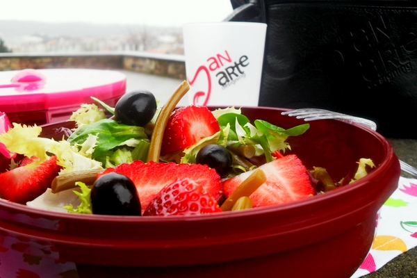 Ensalada de lechuga con fresas y habichuelas encurtidas 1 C:\www\0. clientes\1. Clientes Activos\fiambreraYaNaRte\1- ALMACEN\recetas para integrar en la web\FOTOS RECETAS COOKPAD-20260205T082214Z-1-001\FOTOS RECETAS COOKPAD\ENSALADA CON FRESAS Y HABICHUELAS ENCURTIDAS