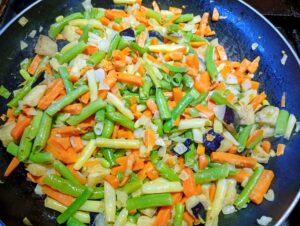 Variado de verduras con huevos fritos 2 Verduras salteadas con huevos