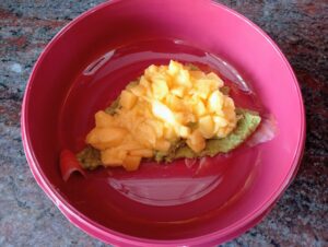 Lasaña fría de salmón ahumado 3 Añade una capa de mango troceado.