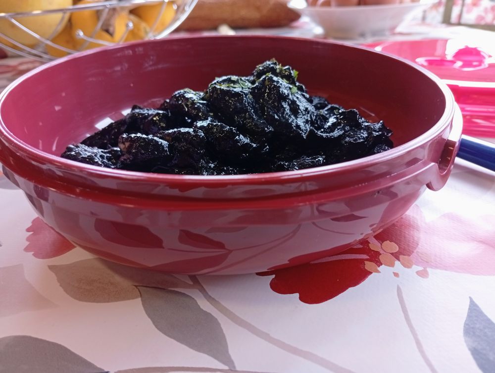 Chipirón de Anzuelo en su Tinta 1 Chipirón de anzuelo en su tinta servido en la fiambrera YaN aRte