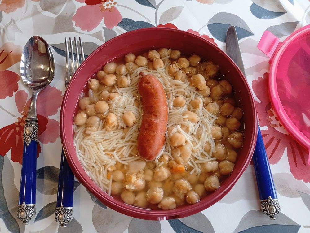 Garbanzos con Fideos y Chorizo 1 Garbanzos con fideos y chorizo servidos en la fiambrera YaN aRte