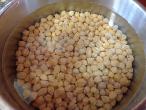 Garbanzos con Fideos y Chorizo 2 Garbanzos secos en remojo dentro de la olla exprés