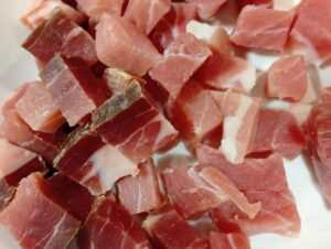 Chipirón de Anzuelo en su Tinta 3 Jamón en tacos para el sofrito de la salsa del chipirón en su tinta