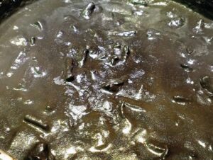 Chipirón de Anzuelo en su Tinta 7 Chipirones cocinándose a fuego bajo en su salsa negra
