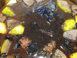 Chipirón de Anzuelo en su Tinta 5 Salsa negra de chipirón con tomate frito, caldo de pescado y tinta
