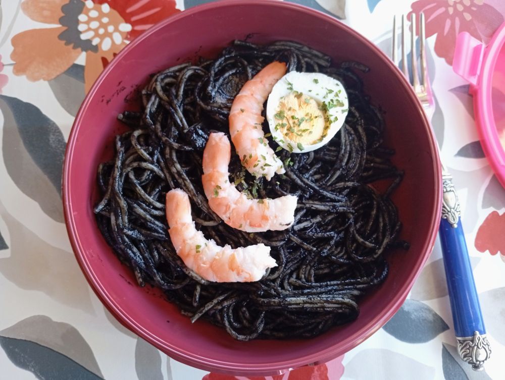 Spaghetti con Salsa Negra y Langostinos 1 Spaghetti con salsa negra, langostinos y huevo cocido en la fiambrera YaN aRte