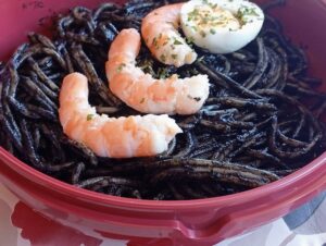 Spaghetti con Salsa Negra y Langostinos 4 Detalle de spaghetti negros con langostinos y huevo cocido con perejil