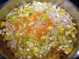 Garbanzos con Fideos y Chorizo 4 Garbanzos con puerro, zanahoria y cebolla picados en la olla exprés